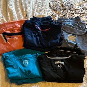 Bundle of 5 scrub sets sz L jogger style
